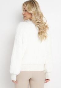 Born2be - Biały Puchaty Kardigan z Wiskozy zTrójkątnym Dekoltem Ściągaczami i Broszką Delai. Kolor: biały. Materiał: wiskoza. Wzór: aplikacja #3