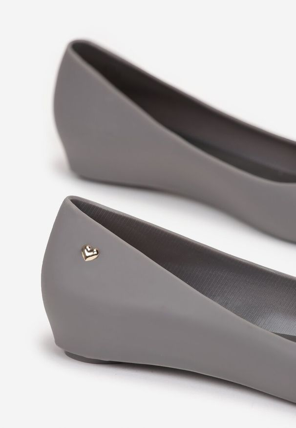 Born2be - Szare Balerinki Laimeda. Nosek buta: okrągły. Zapięcie: bez zapięcia. Kolor: szary. Materiał: guma. Wzór: aplikacja. Obcas: na koturnie