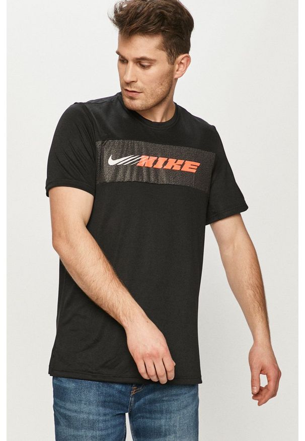 Nike - T-shirt. Okazja: na co dzień. Kolor: czarny. Materiał: włókno, skóra, tkanina. Wzór: nadruk. Styl: casual