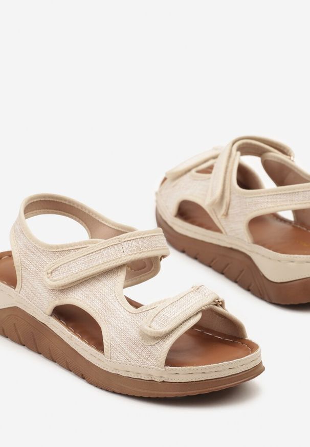 Renee - Beżowe Sandały Vices Ozdobione Tweedem Tonettia. Okazja: na co dzień. Zapięcie: rzepy. Kolor: beżowy. Wzór: aplikacja. Sezon: lato. Styl: casual