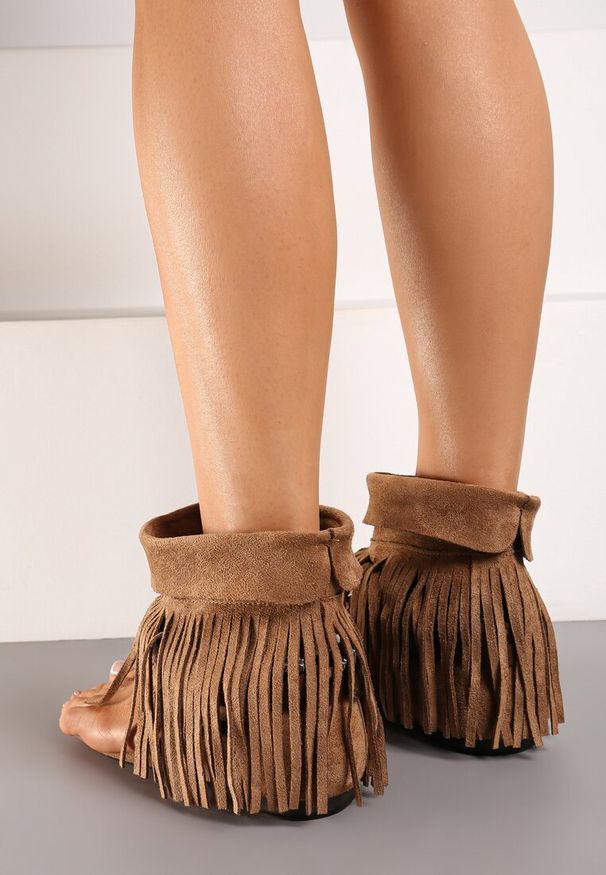 Renee - Brązowe Sandały Typu Japonki Boho z Wysoką Cholewką z Frędzlami Effimay. Okazja: na co dzień. Kolor: brązowy. Materiał: jeans. Sezon: lato. Styl: boho