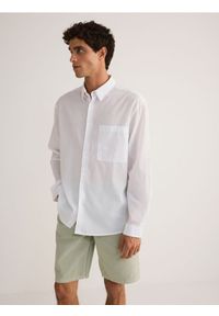 Reserved - Gładka koszula regular fit - biały. Kolor: biały. Materiał: bawełna. Wzór: gładki
