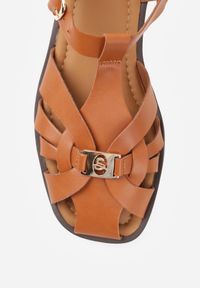 Renee - Brązowe Sandały VICES z Zakrytym Noskiem Przeplatanymi Paskami i Aplikacją Coradia. Okazja: na co dzień. Zapięcie: pasek. Kolor: brązowy. Wzór: aplikacja. Sezon: lato. Styl: wakacyjny, casual, elegancki #6