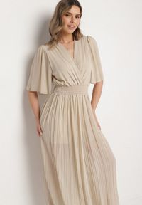 Born2be - Beżowy Plisowany Kombinezon o Kopertowym Kroju z Gumką w Talii Ameddie. Okazja: na co dzień. Kolor: beżowy. Styl: elegancki, casual #5