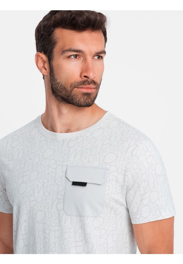 Ombre Clothing - Bawełniany męski t-shirt z literowym printem i kieszonką – biało-szary V3. Okazja: na co dzień. Kolor: szary. Materiał: bawełna. Wzór: nadruk. Styl: casual
