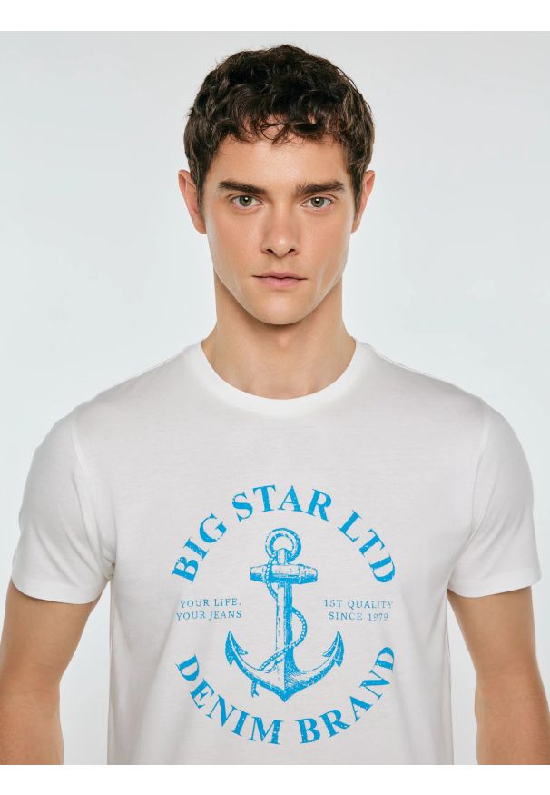 Big-Star - Koszulka męska z kontrastowym nadrukiem biała Kartes 100. Kolor: biały. Materiał: bawełna, dzianina. Wzór: nadruk. Styl: klasyczny