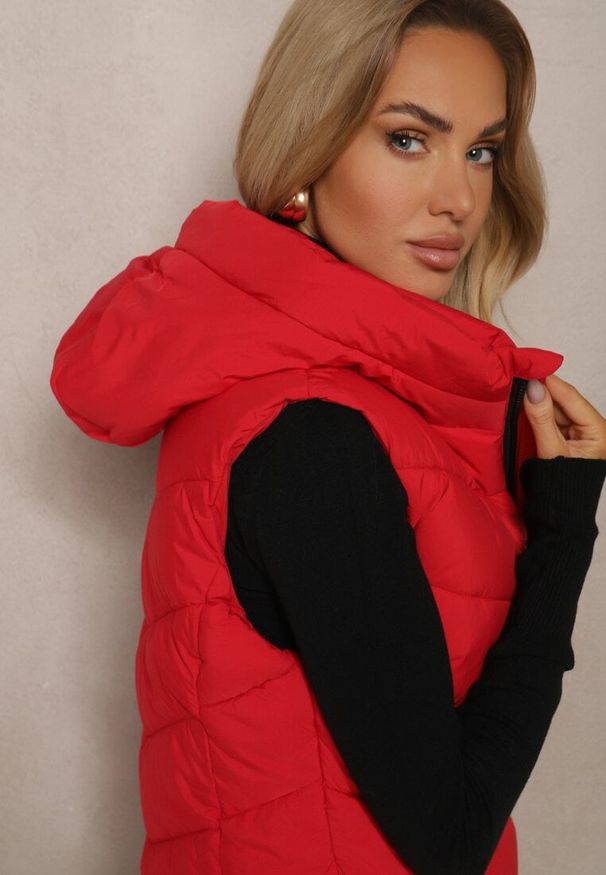 Renee - Czerwona Pikowana Kamizelka z Kapturem Edrinna. Okazja: na co dzień. Typ kołnierza: kaptur. Kolor: czerwony. Materiał: jeans. Styl: elegancki, casual