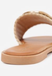 Renee - Beżowe Plecione Klapki na Płaskiej Podeszwie Zdobione Metaliczną Aplikacją Rhelana. Okazja: na co dzień. Kolor: beżowy. Materiał: len. Wzór: aplikacja. Obcas: na płaskiej podeszwie. Styl: boho, glamour, casual, elegancki #9