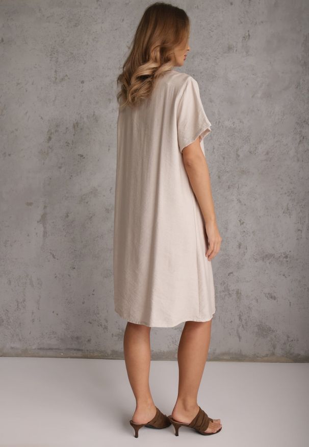 Renee - Beżowa Wiskozowa Sukienka Pudełkowa z Dekoltem w Serek Noludig. Typ kołnierza: dekolt w serek. Kolekcja: plus size. Kolor: beżowy. Materiał: wiskoza. Typ sukienki: dla puszystych