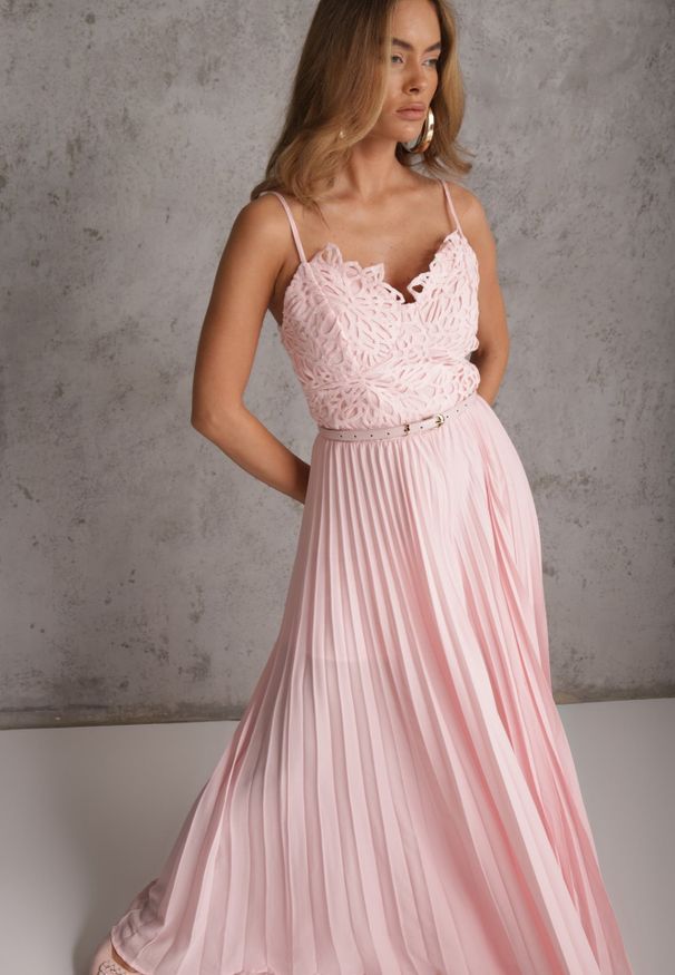 Renee - Różowy Elegancki Kombinezon z Paskiem w Talii Ozdobiony Koronką Aerosa. Kolor: różowy. Materiał: koronka. Długość rękawa: na ramiączkach. Wzór: aplikacja, koronka. Styl: elegancki