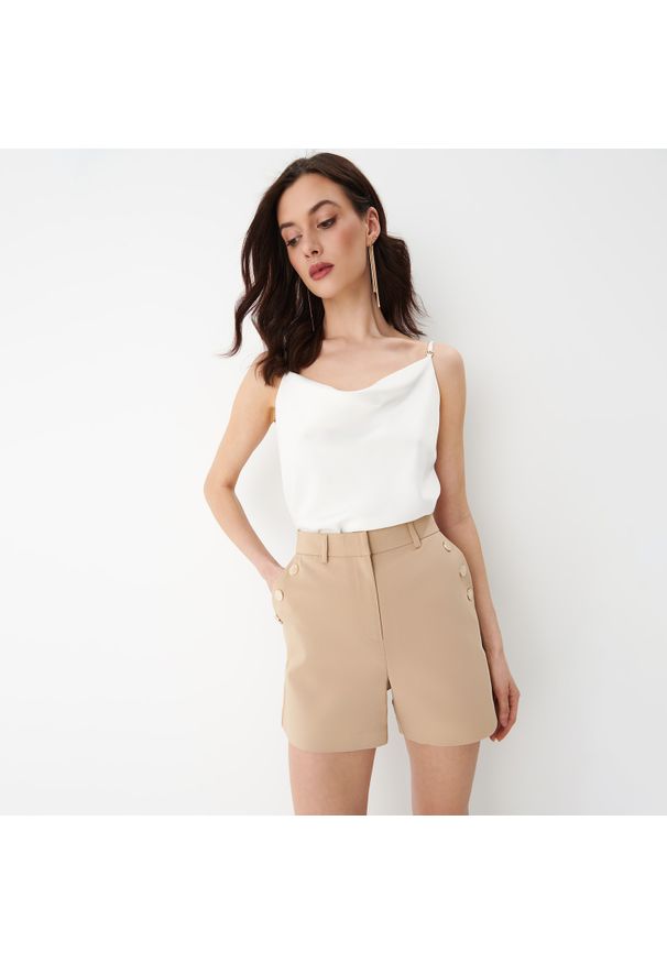 Mohito - Beżowe szorty z wysokim stanem - Beżowy. Stan: podwyższony. Kolor: beżowy