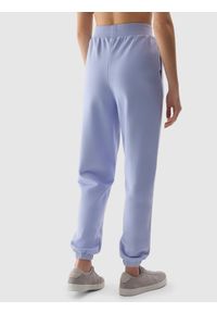 4f - Spodnie dresowe joggery z bawełną organiczną damskie - niebieskie. Kolor: niebieski. Materiał: dresówka, bawełna. Wzór: gładki, ze splotem