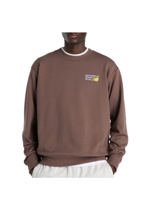 Bluza męska New Balance MT41547ABP - brązowa. Kolor: brązowy. Materiał: prążkowany, bawełna. Wzór: aplikacja. Styl: klasyczny