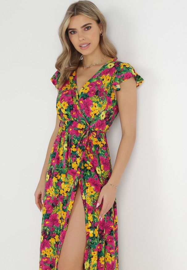 Born2be - Żółto-Różowa Sukienka Oceshi. Typ kołnierza: kołnierz z falbankami, kokarda. Kolor: żółty. Materiał: materiał. Wzór: kwiaty. Typ sukienki: kopertowe. Długość: maxi