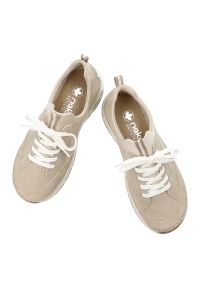 Półbuty damskie Rieker, cholewka ze skóry ekologicznej sportowa sylwetka wsuwane miękka amortyzowana podeszwa, beżowe, 44562-62. Okazja: na spacer, na co dzień. Zapięcie: bez zapięcia. Kolor: beżowy. Materiał: skóra ekologiczna. Szerokość cholewki: normalna. Styl: sportowy #6