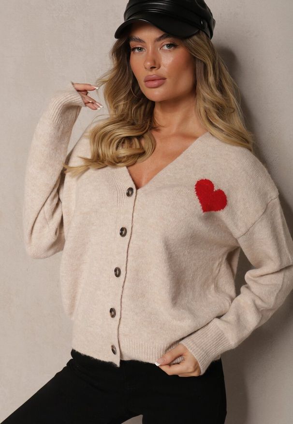 Renee - Beżowy Rozpinany Kardigan Ozdobiony Sercem Miathia. Okazja: na co dzień. Typ kołnierza: dekolt w kształcie V. Kolor: beżowy. Materiał: jeans. Wzór: aplikacja. Styl: elegancki, casual