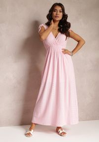 Renee - Różowa Sukienka Rozkloszowana z Kopertowym Dekoltem Elices. Kolor: różowy. Materiał: tkanina. Wzór: ażurowy. Typ sukienki: kopertowe #3