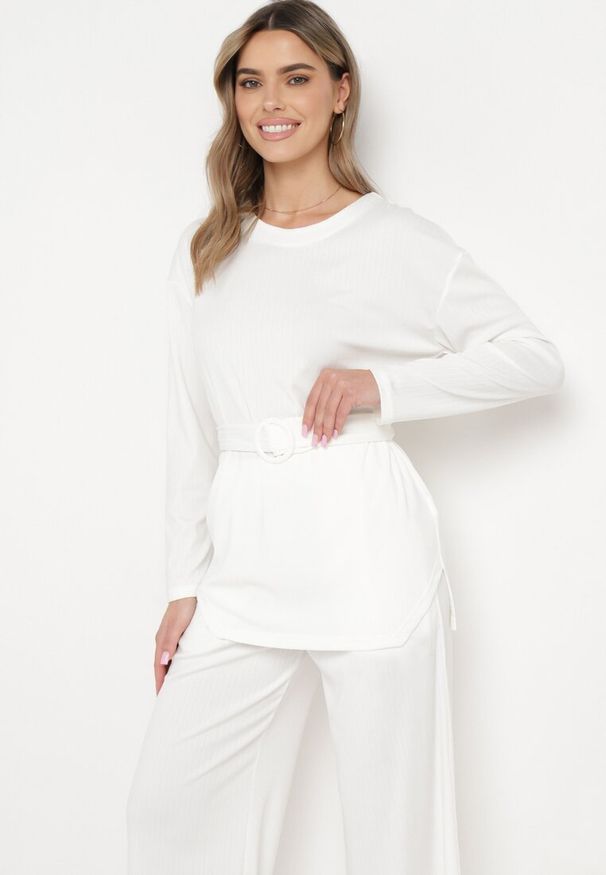 Born2be - Biały Komplet z Spodnie Prostymi Nogawkami i Bluzka z Paskiem Carenesa. Kolor: biały