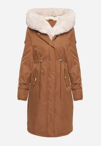 Born2be - Brązowa Kurtka Parka z Kapturem Futrzaną Wyściółką i Ściągaczem w Talii Semarien. Okazja: na co dzień. Typ kołnierza: kaptur. Kolor: brązowy. Materiał: futro. Długość rękawa: długi rękaw. Długość: długie. Styl: klasyczny, casual #5
