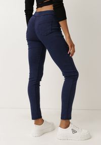 Born2be - Granatowe Spodnie Skinny Gloimon. Kolor: niebieski. Długość: długie. Wzór: gładki #5