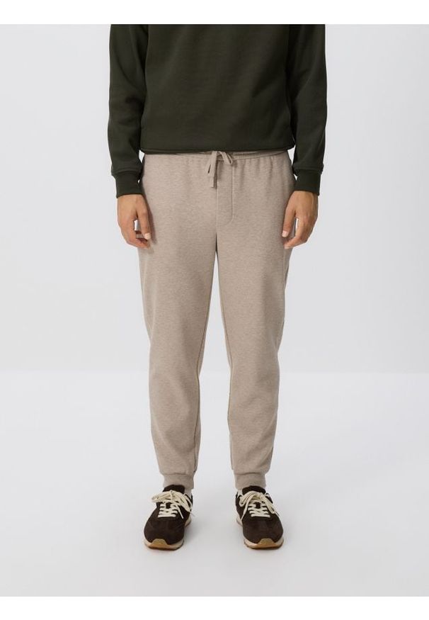 Reserved - Spodnie dresowe regular fit - beżowy. Kolor: beżowy. Materiał: dresówka