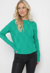 Born2be - Zielony Sweter o Warkoczowym Splocie z Okrągłym Dekoltem Selinera. Kolor: zielony. Materiał: dzianina. Wzór: ze splotem. Styl: klasyczny #3