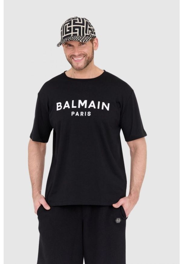 Balmain - BALMAIN Czarny t-shirt męski z drukowanym białym logo. Kolor: czarny