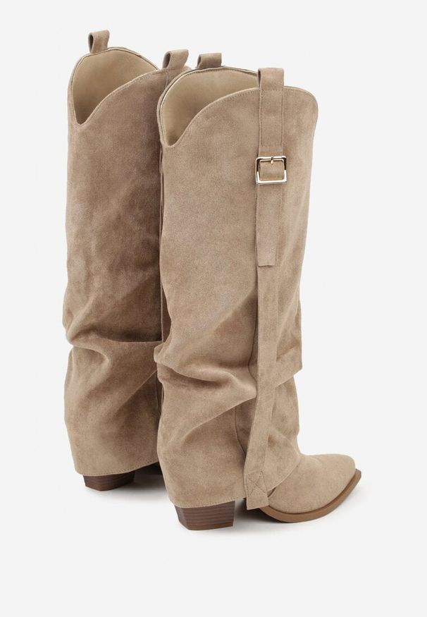 Renee - Ciemnobeżowe Kozaki na Stożku Typu Kowbojki Ozdobione Klamrą i Wywiniętą Cholewką Nalirella. Okazja: na co dzień. Zapięcie: klamry. Kolor: beżowy. Szerokość cholewki: normalna. Wzór: aplikacja. Materiał: skóra, jeans. Obcas: na stożku. Styl: casual, elegancki. Wysokość obcasa: średni