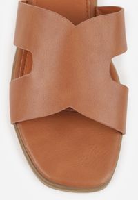 Born2be - Jasnobrązowe Płaskie Klapki z Kwadratowym Noskiem i Metalicznym Wykończeniem Quinivia. Okazja: na co dzień, na randkę, na spacer. Kolor: brązowy. Materiał: len. Sezon: lato. Styl: elegancki, casual #7