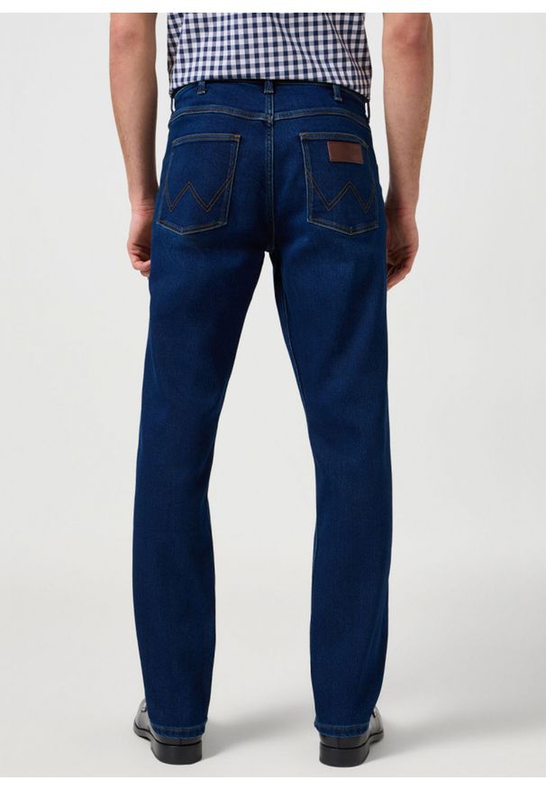 Wrangler - MĘSKIE SPODNIE WRANGLER GREENSBORO COSMIC BLUE 112362339
