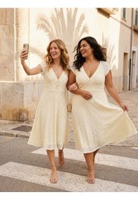 Sinsay - Dzianinowa sukienka midi z ażurowym wzorem - kremowy. Kolor: kremowy. Materiał: dzianina. Wzór: ażurowy. Długość: midi #1