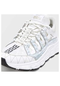 VERSACE Białe sneakersy damskie Trigreca. Kolor: biały. Materiał: materiał #3