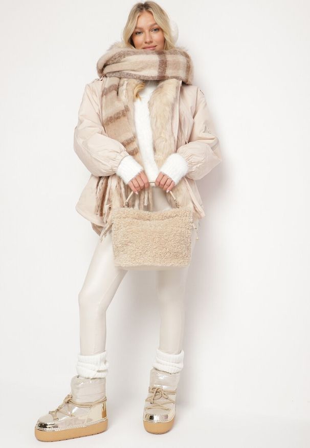 Born2be - Beżowa Kurtka Parka Oversize z Futerkiem Mitto. Kolor: beżowy. Materiał: futro. Długość rękawa: długi rękaw. Długość: długie. Sezon: zima, jesień. Styl: elegancki, klasyczny