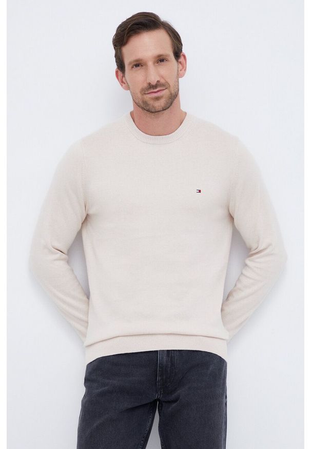 TOMMY HILFIGER - Tommy Hilfiger sweter z domieszką kaszmiru kolor beżowy lekki. Kolor: beżowy. Materiał: kaszmir. Styl: klasyczny