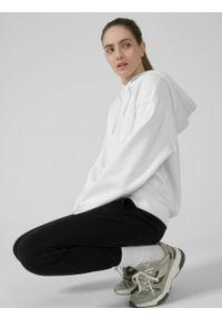 outhorn - Bluza oversize z kapturem damska. Okazja: na co dzień. Typ kołnierza: kaptur. Materiał: dresówka, dzianina, bawełna, poliester. Wzór: nadruk. Styl: casual