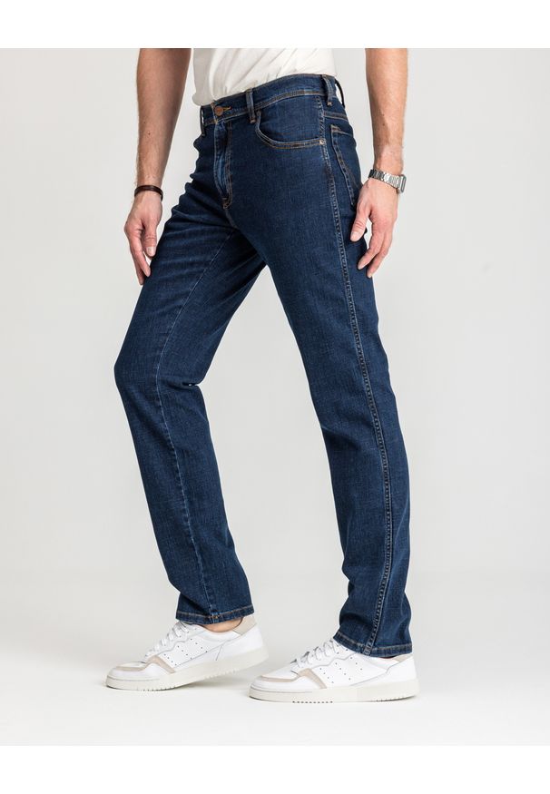 Wrangler - WRANGLER TEXAS SLIM MĘSKIE SPODNIE JEANSOWE CROSS GAME W12S8311U 112126497. Sezon: lato. Styl: elegancki, klasyczny