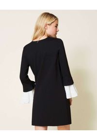 TwinSet - TWINSET - Czarna sukienka z kontrastowym mankietem. Kolor: czarny. Typ sukienki: proste. Długość: mini #3