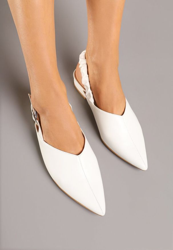 Born2be - Białe Sandały ze Szpiczastym Noskiem i Sprzączką Jeneliena. Okazja: na co dzień, na imprezę. Nosek buta: szpiczasty. Zapięcie: sprzączka. Kolor: biały. Styl: casual, elegancki, klasyczny