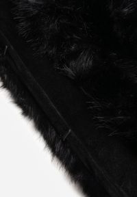 Renee - Czarne Futerkowe Ponczo Szal Typu Etola Aezney. Okazja: na imprezę. Kolor: czarny. Materiał: satyna. Styl: wizytowy, elegancki #2