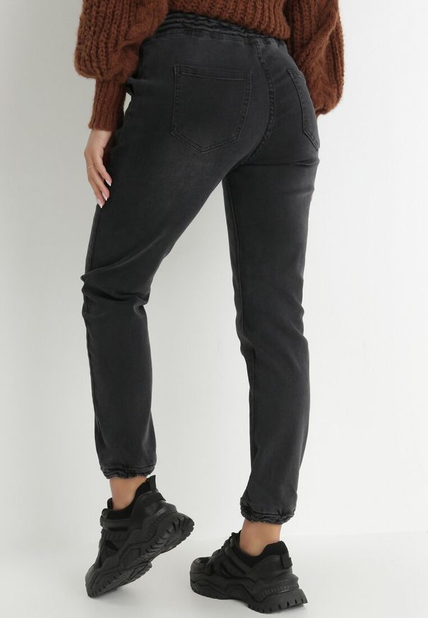 Born2be - Czarne Jeansy Joggery Keilah. Okazja: na co dzień. Kolor: czarny. Styl: klasyczny, casual