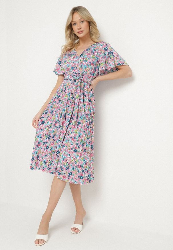 Born2be - Różowa Rozkloszowana Sukienka w Kwiaty z Kopertowym Dekoltem Plisowana Lanasira. Kolor: różowy. Wzór: kwiaty. Typ sukienki: kopertowe