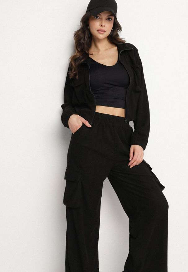 Born2be - Czarny Komplet Dresowy w Stylu Cargo Bluza ze Stójką i Szerokie Spodnie Arritarra. Kolor: czarny. Materiał: dresówka