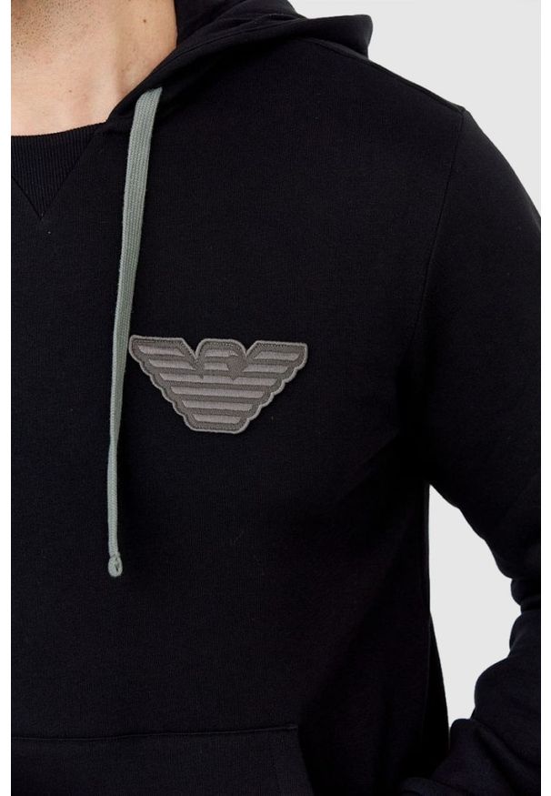 Emporio Armani - EMPORIO ARMANI Czarna bluza męska z kapturem i szarym logo, Rozmiar XL. Typ kołnierza: kaptur. Kolor: czarny. Materiał: prążkowany