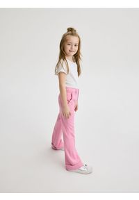 Reserved - Eleganckie spodnie flare - różowy. Kolor: różowy. Materiał: tkanina, włókno, wiskoza. Styl: elegancki #1