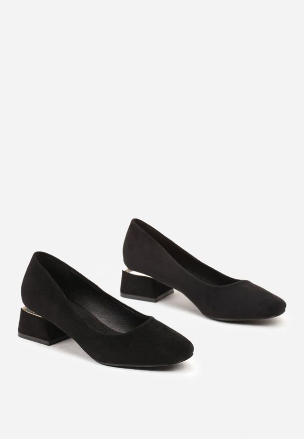 Born2be - Czarne Czółenka z Metaliczną Wstawką na Niskim Słupku oraz Skórzaną Wkładką Kariala. Okazja: do pracy, na co dzień. Kolor: czarny. Materiał: skóra. Wzór: aplikacja. Obcas: na słupku. Styl: klasyczny, casual, wizytowy