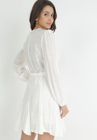 Born2be - Biała Sukienka z Trójkątnym Dekoltem i Wiązaniem w Pasie Wesleig. Kolor: biały. Materiał: materiał. Długość rękawa: długi rękaw. Długość: mini