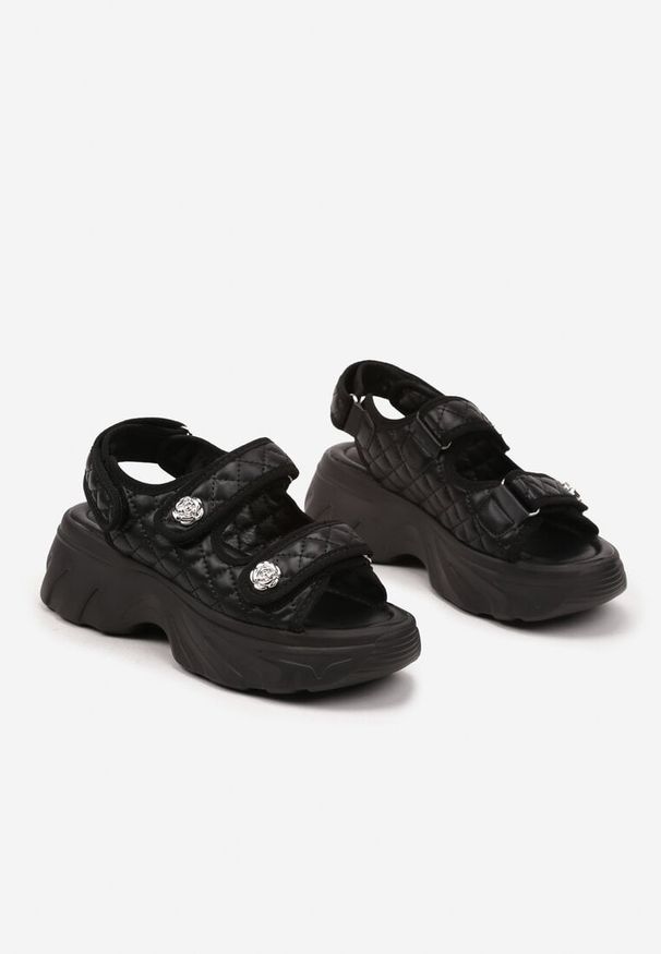 Born2be - Czarne Sandały na Grubej Podeszwie Pikowane z Ozdobnymi Metalicznymi Detalami Setiriela. Okazja: na co dzień. Kolor: czarny. Styl: casual