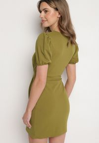 Born2be - Jasnozielona Dopasowana Sukienka Ozdobiona Marszczeniem Iffovia. Okazja: na imprezę. Kolor: zielony. Wzór: aplikacja. Styl: klasyczny, elegancki #2