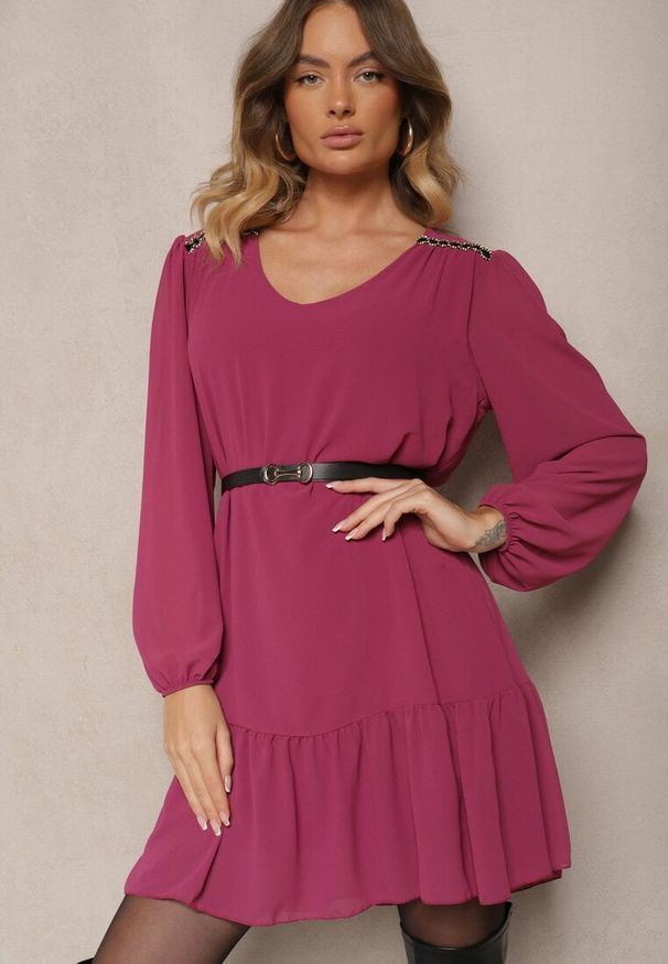 Renee - Fioletowa Sukienka z Wiskozą z Bufiastymi Rękawami i Falbanką u Dołu z Siateczki Ilita. Okazja: na co dzień. Typ kołnierza: dekolt w serek. Kolor: fioletowy. Materiał: wiskoza. Typ sukienki: proste. Styl: casual