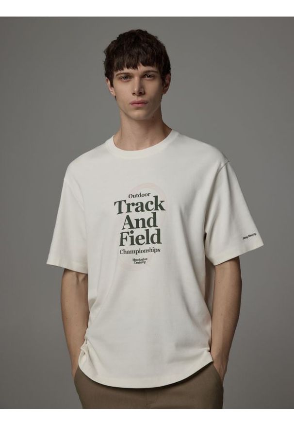 Reserved - T-shirt relaxed z nadrukiem - złamana biel. Materiał: bawełna, dzianina. Wzór: nadruk